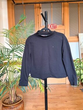 Tommy Hilfiger Black Crew Sweatshirt with Subtle Logo